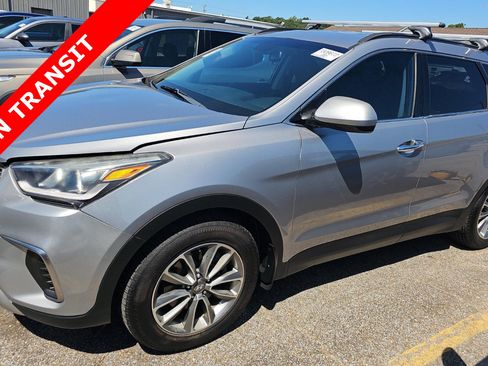Used 2017 Hyundai Santa Fe SE FWD image 1
