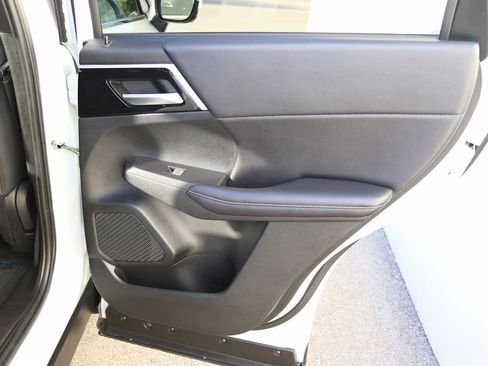 Used 2024 Mitsubishi Outlander 4WD Plug-In Hybrid image 9