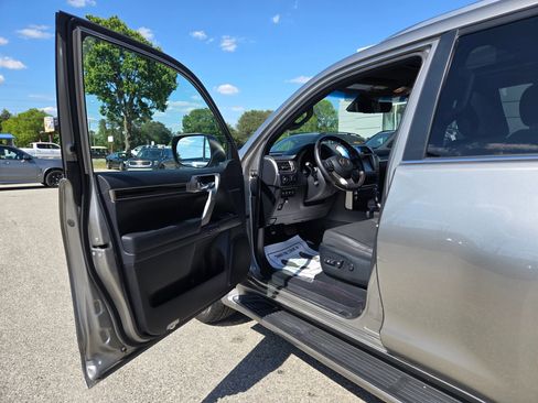 Used 2021 Lexus GX 460 Premium w/ Premium Package AWD/4WD image 9