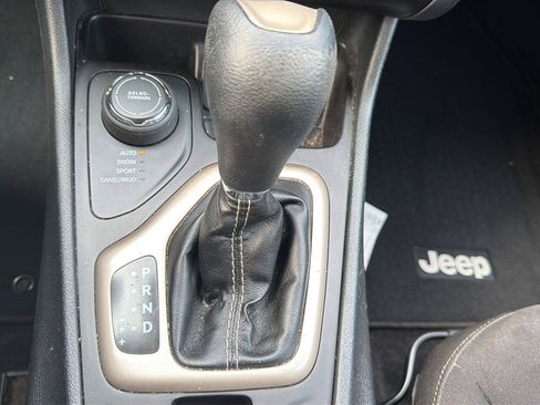 Used 2016 Jeep Cherokee Latitude w/ Safety/Convenience Group AWD/4WD image 13
