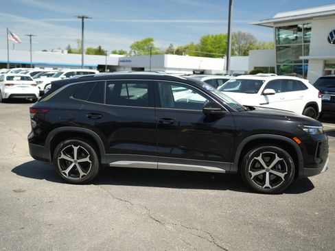 Used 2025 Volkswagen Tiguan SE w/ Panoramic Sunroof Package AWD/4WD image 9