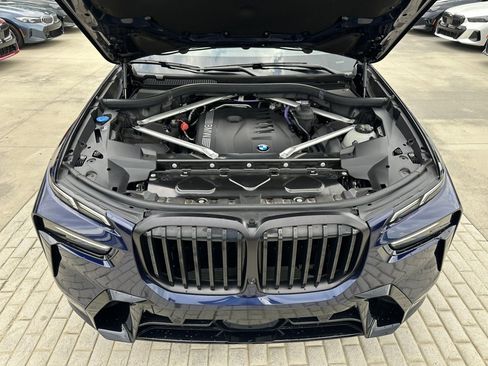 Used 2024 BMW X7 xDrive40i w/ M Sport Package AWD/4WD image 11