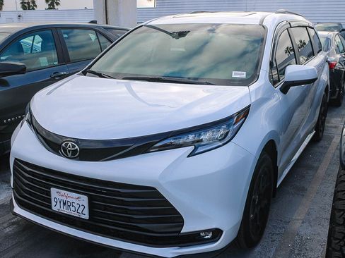 Used 2026 Toyota Sienna XLE Woodland Edition AWD/4WD image 5