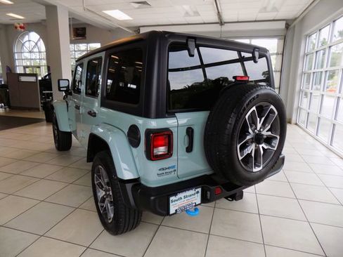 Certified 2024 Jeep Wrangler Unlimited w/ Convenience Group AWD/4WD image 5