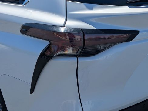 Used 2024 Toyota Sienna XLE FWD image 13