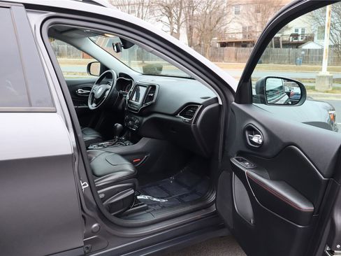 Used 2019 Jeep Cherokee Trailhawk image 25