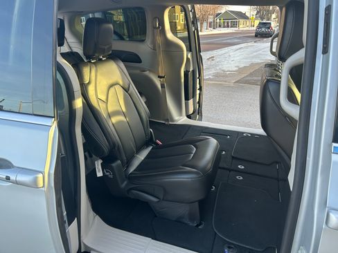 Used 2024 Chrysler Pacifica Touring-L image 36
