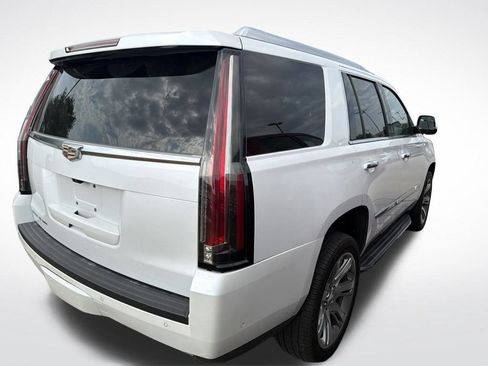 Used 2017 Cadillac Escalade Luxury AWD/4WD image 3