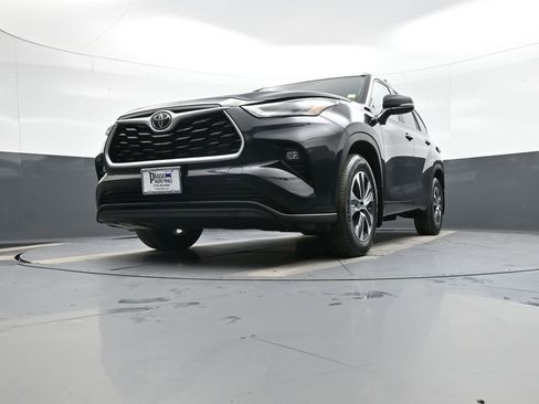 Certified 2023 Toyota Highlander XLE image 27