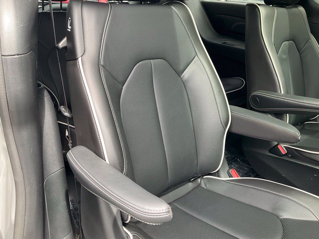 Used 2023 Chrysler Pacifica Limited w/ S Appearance Package FWD image 47