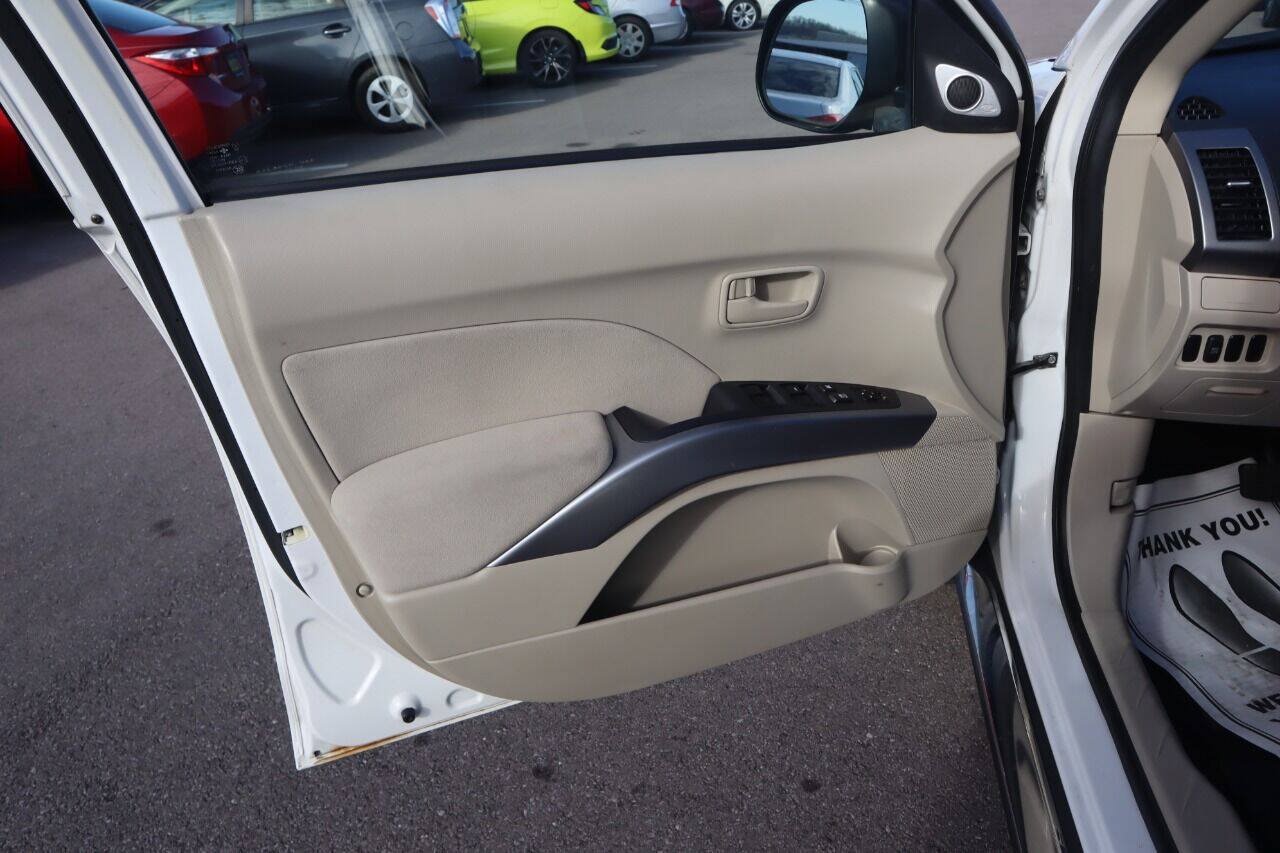 Used 2008 Mitsubishi Outlander SE FWD image 14