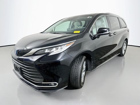 Used 2024 Toyota Sienna Limited AWD/4WD image 3