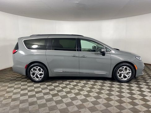 Used 2023 Chrysler Pacifica Limited FWD image 8