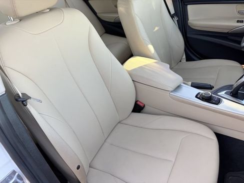 Used 2017 BMW 320i xDrive Sedan AWD/4WD image 5