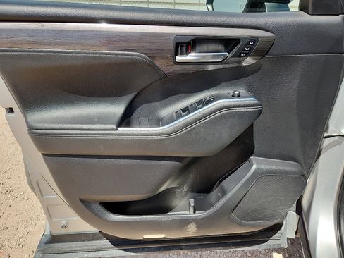 Used 2024 Toyota Highlander Platinum FWD image 12