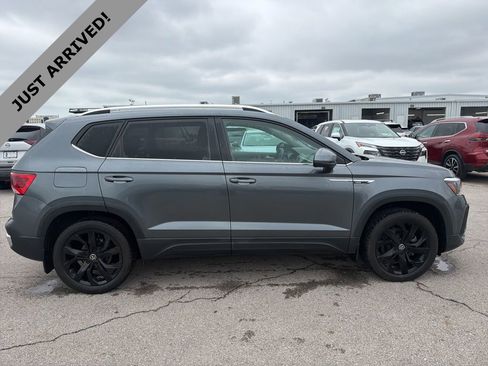 Used 2023 Volkswagen Taos SE w/ Panoramic Sunroof Package FWD image 4
