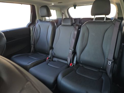 Used 2025 Kia Carnival SX w/ SX Dark Edition Package FWD image 24