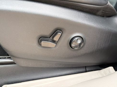 Used 2023 Chrysler Pacifica Touring-L FWD image 15