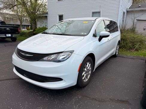 Used 2022 Chrysler Voyager LX image 3