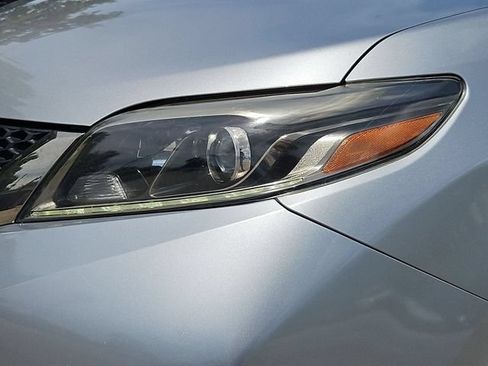 Used 2017 Toyota Sienna SE Premium FWD image 10