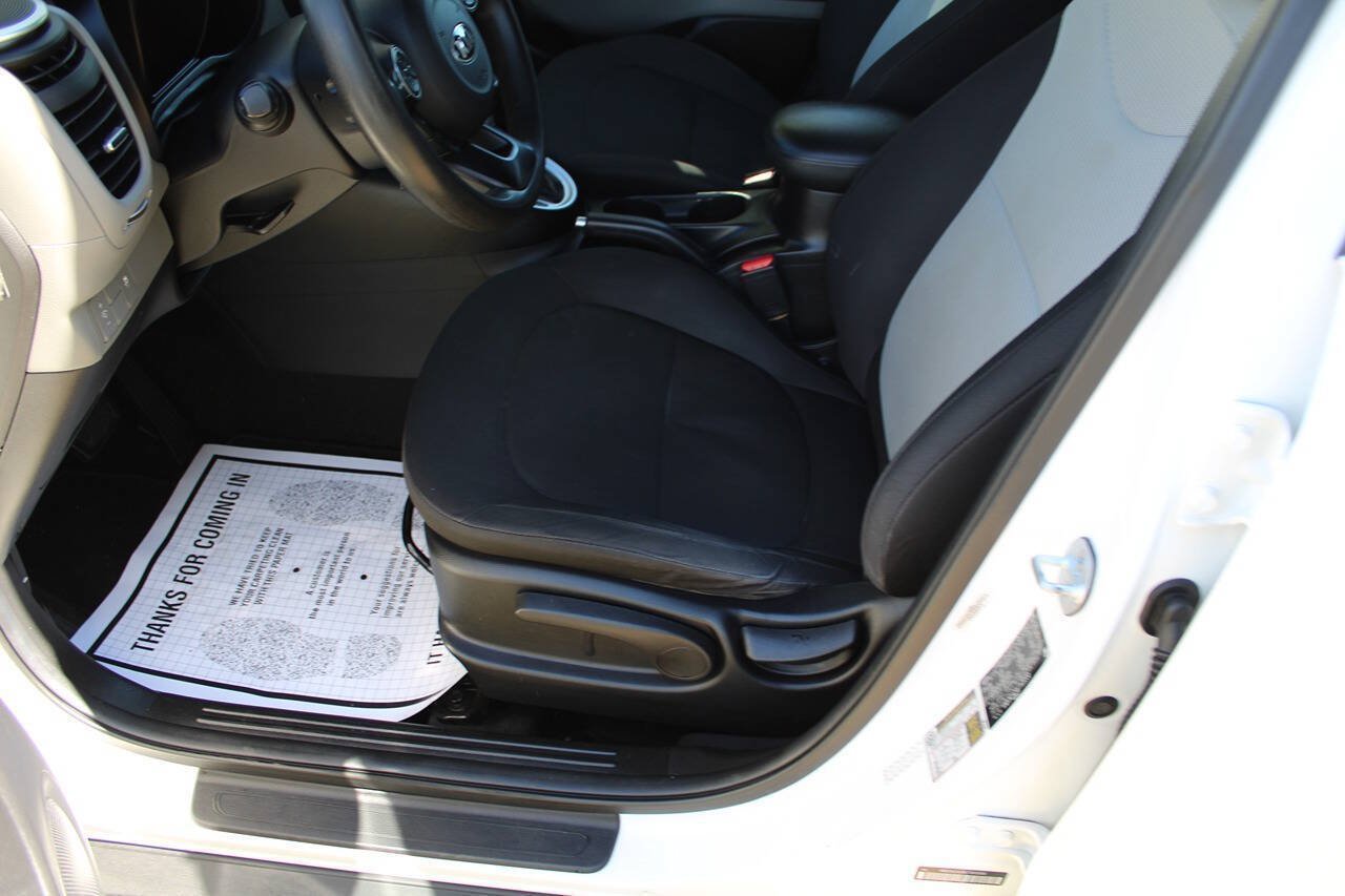 Used 2014 Kia Soul FWD image 18