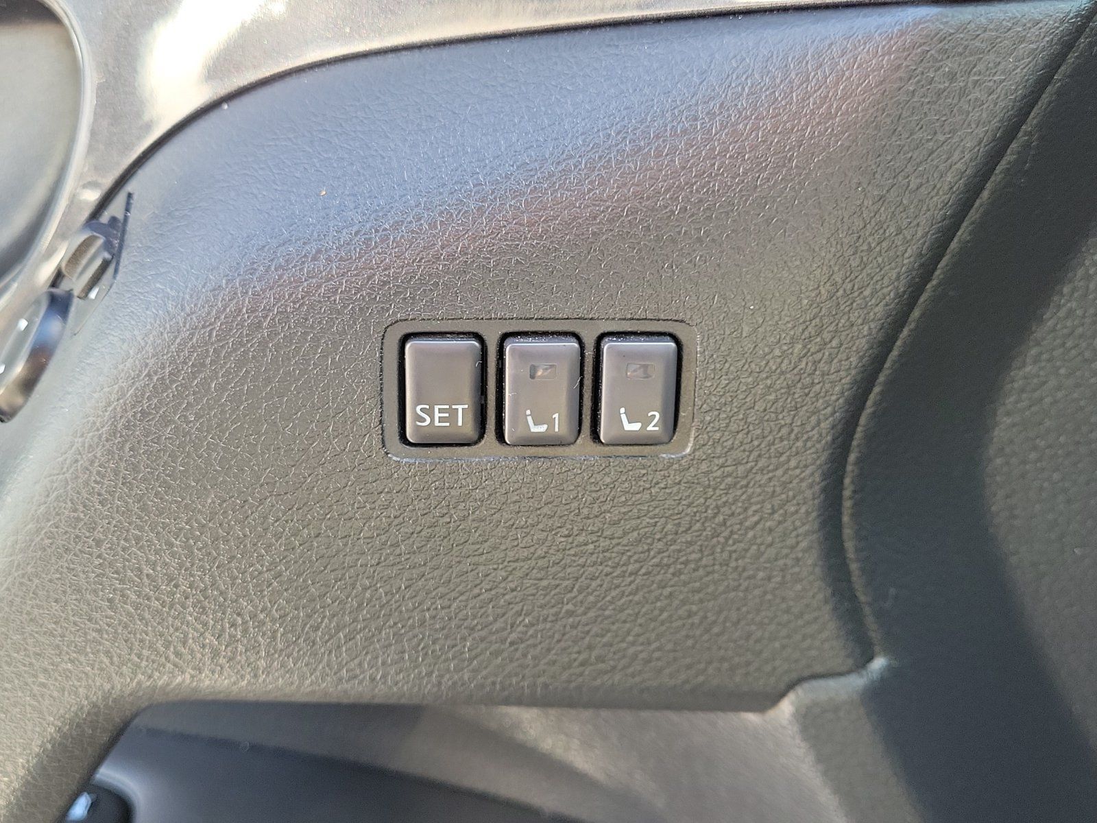 Used 2018 Nissan Rogue SV w/ Premium Package FWD image 20