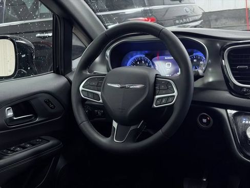 Used 2025 Chrysler Pacifica Select FWD image 27