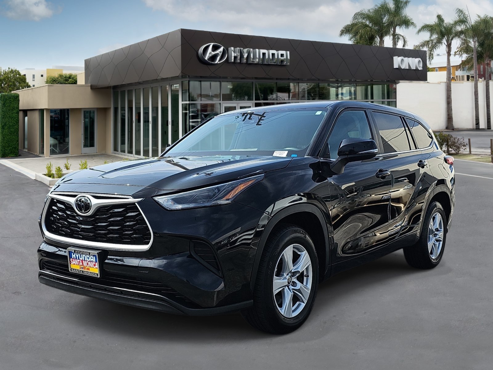 Used 2023 Toyota Highlander L FWD image 7