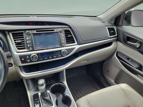 Used 2019 Toyota Highlander Limited Platinum AWD/4WD image 17