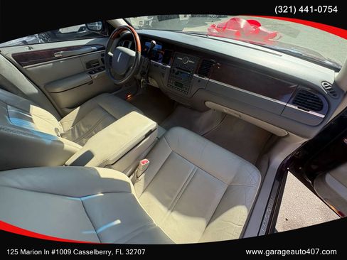 Used 2010 Lincoln Town Car Signature Limited image 36
