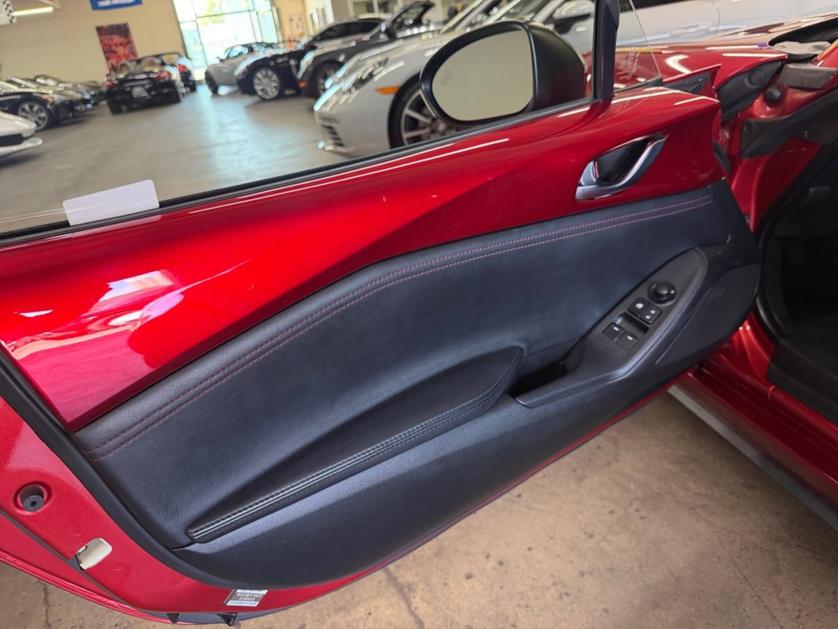 Used 2019 MAZDA MX-5 Miata RF Club RWD image 11