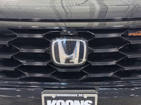 Used 2025 Honda Pilot TrailSport image 12