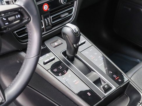 Used 2022 Porsche Macan Base image 25