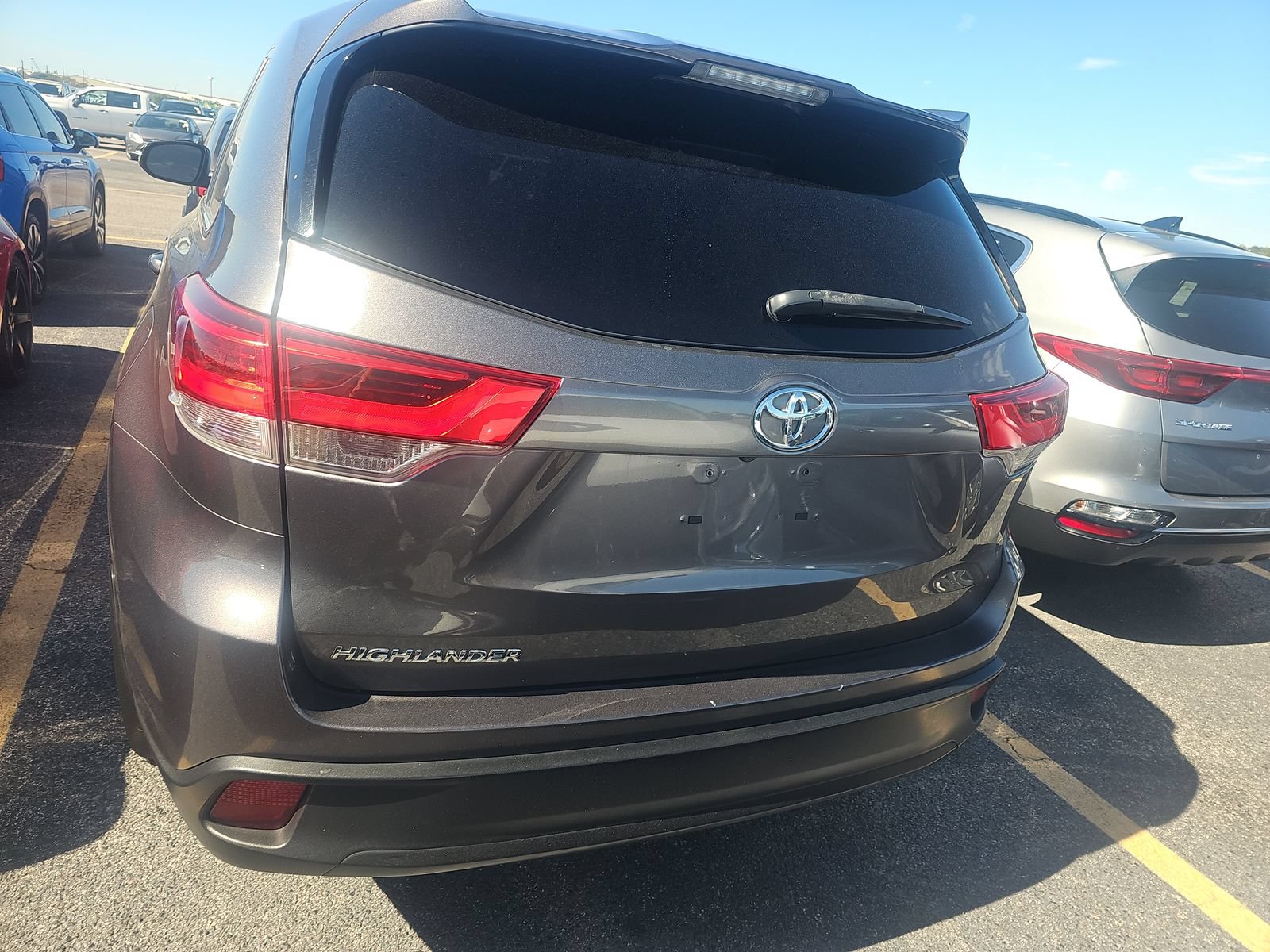 Used 2019 Toyota Highlander LE FWD image 7