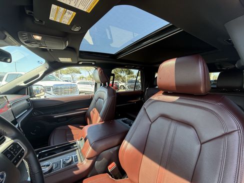 Used 2024 Ford Expedition Limited image 28