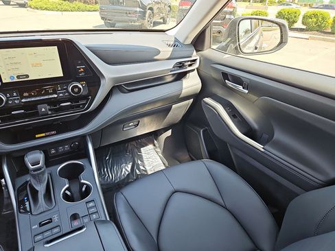 Certified 2025 Toyota Highlander XLE AWD/4WD image 12