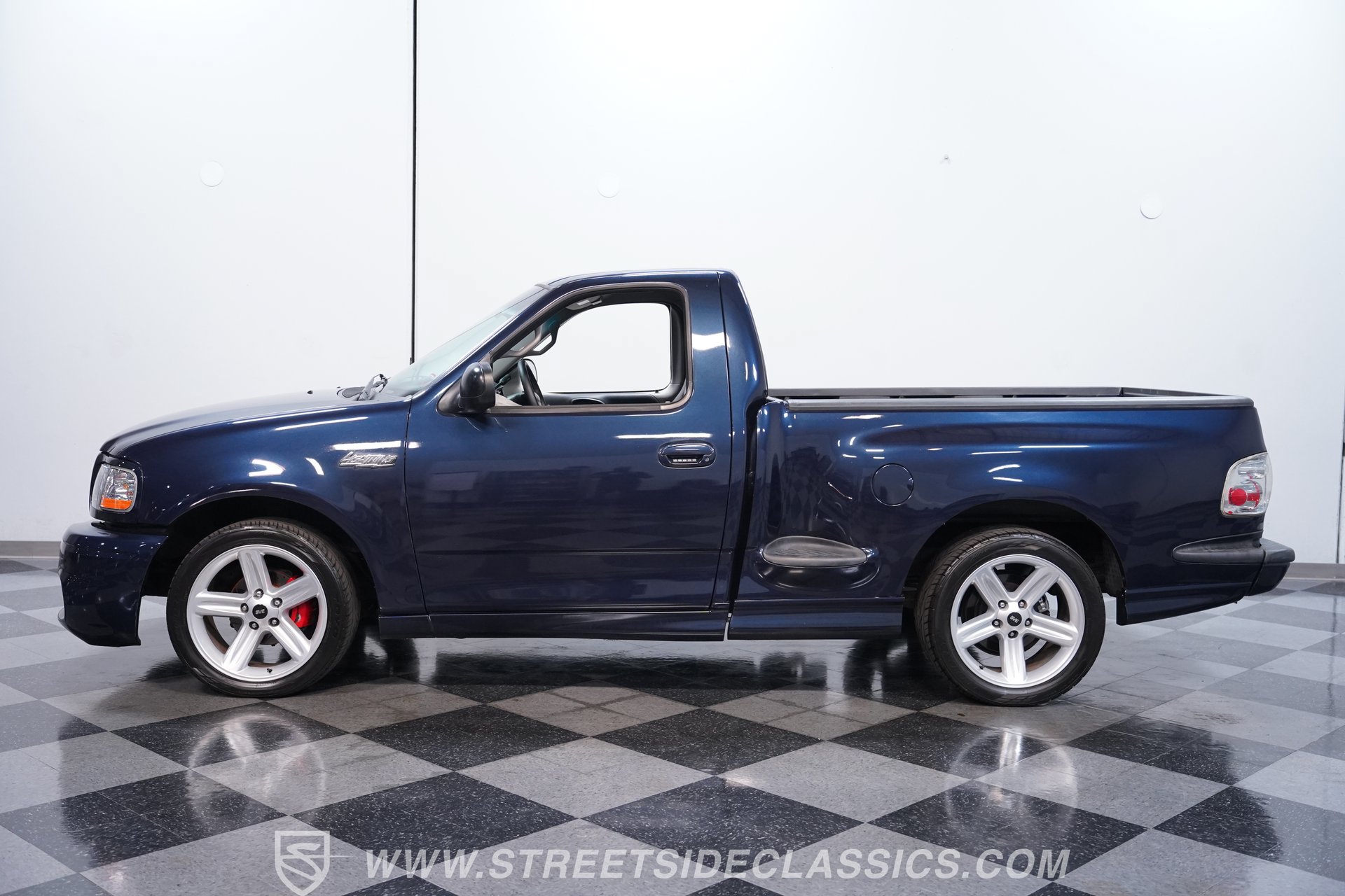 Used 2002 Ford F150 Lightning RWD image 2
