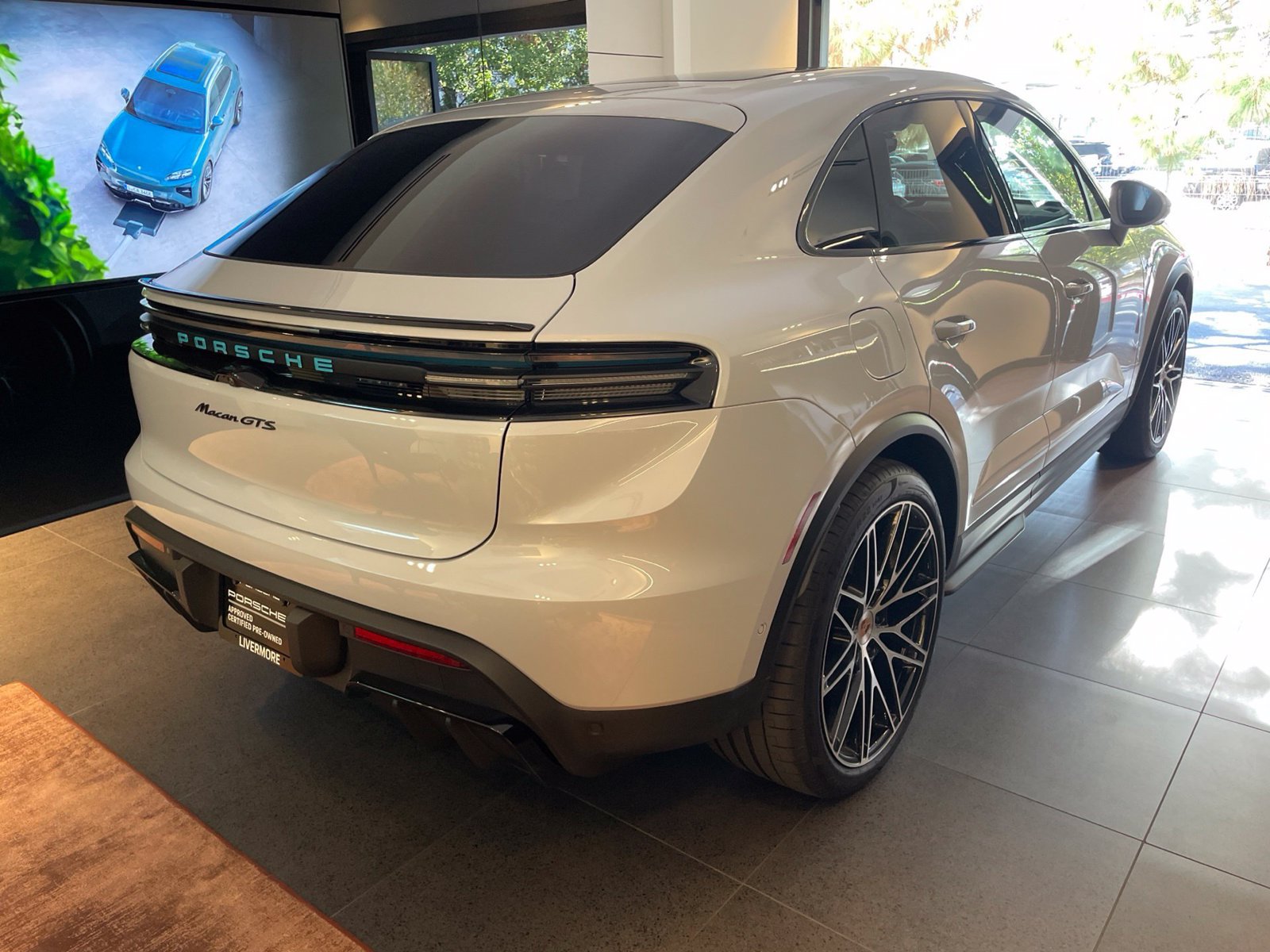 Certified 2026 Porsche Macan GTS Electric AWD/4WD image 5