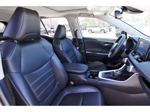 Used 2020 Toyota RAV4 XLE Premium image 27