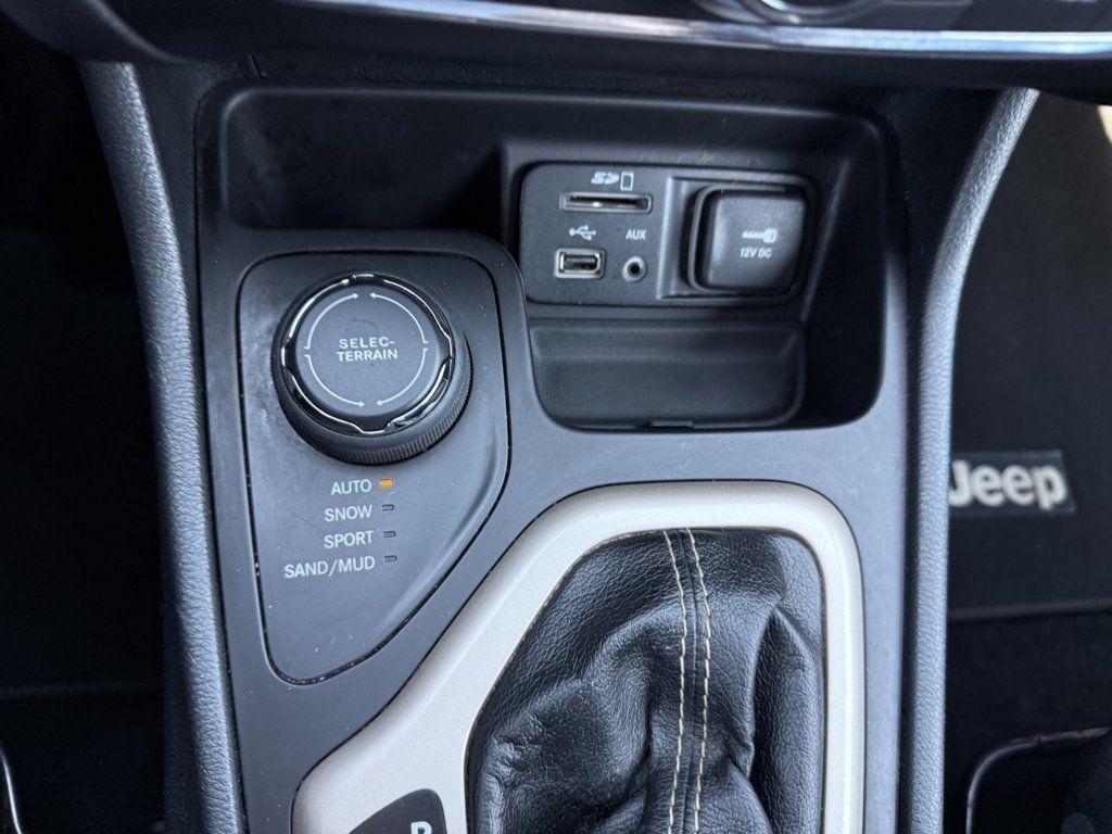 Used 2016 Jeep Cherokee Latitude AWD/4WD image 27