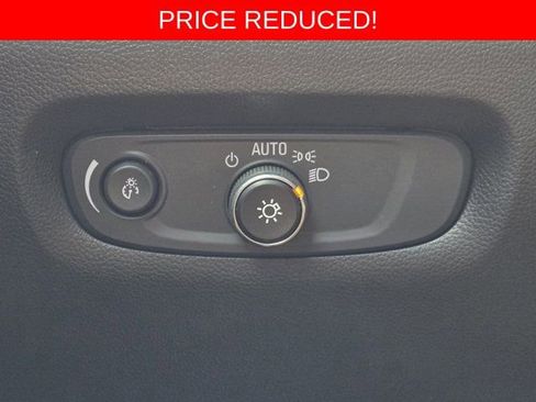 Used 2022 Chevrolet Traverse LT FWD image 24