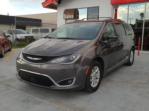 Used 2020 Chrysler Pacifica Touring-L w/ Advanced Safetytec Group FWD image 2