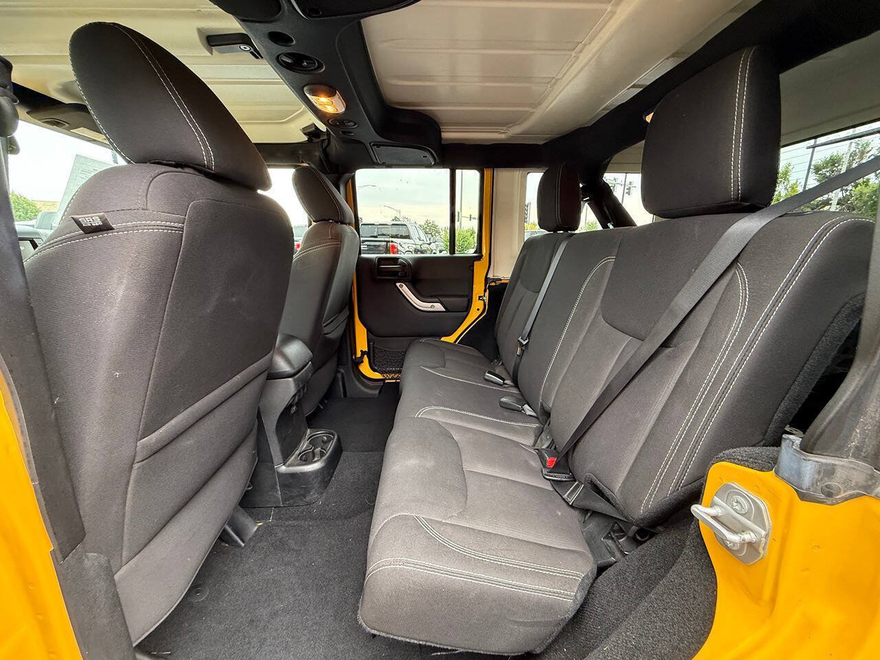 Used 2015 Jeep Wrangler Unlimited Rubicon w/ Connectivity Group AWD/4WD image 19