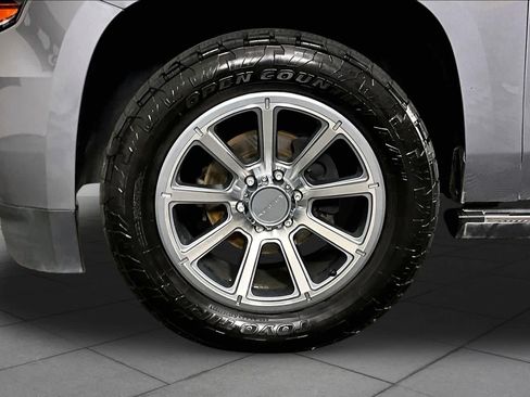 Used 2020 Chevrolet Suburban Premier w/ Premier Plus Edition AWD/4WD image 11