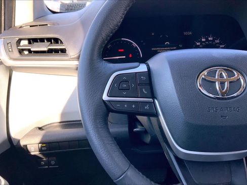 Used 2025 Toyota Sienna XLE image 24