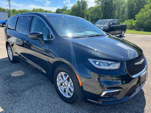 Used 2023 Chrysler Pacifica Touring-L FWD image 5
