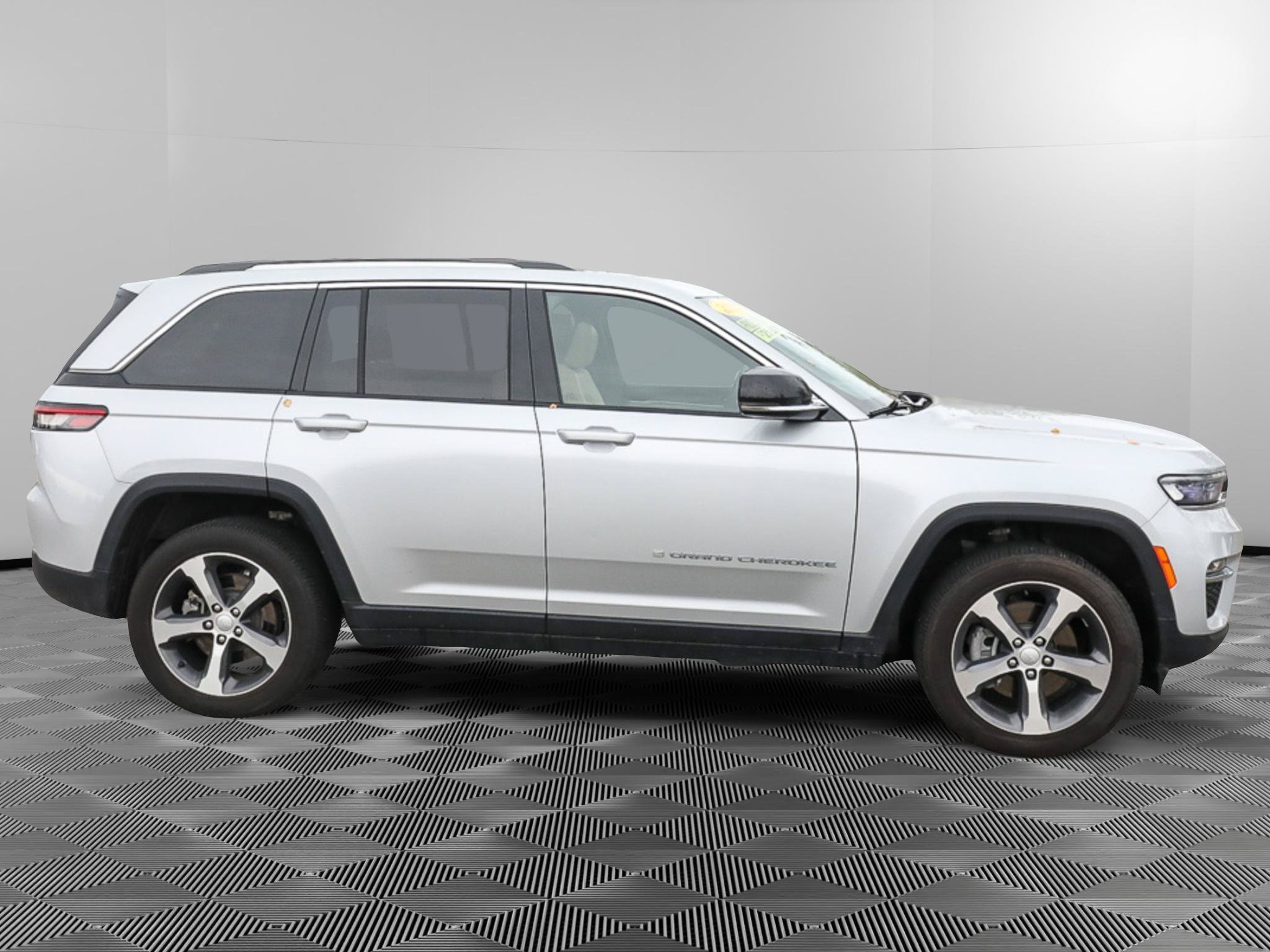 Used 2023 Jeep Grand Cherokee 4WD 4xe image 9