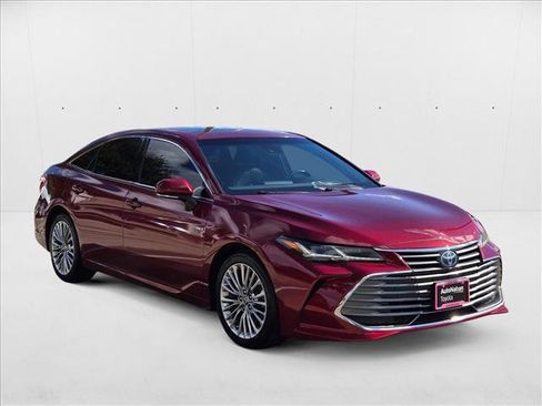 Used 2021 Toyota Avalon Limited image 3