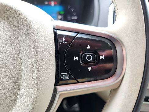 Certified 2025 Volvo XC90 T8 Plus AWD/4WD image 32