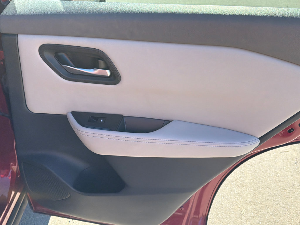 Used 2025 Nissan Rogue SV FWD image 16